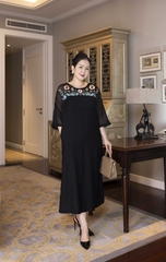 M COLLECTION | Váy Đầm Tiệc Suông Nữ Trung Niên Tặng Mẹ Lụa Hàn Cổ Tròn Tay Lỡ Thêu Hoa D13182LW01