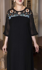 M COLLECTION | Váy Đầm Tiệc Suông Nữ Trung Niên Tặng Mẹ Lụa Hàn Cổ Tròn Tay Lỡ Thêu Hoa D13182LW01