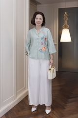 M COLLECTION | Áo Nữ Trung Niên Tặng Mẹ Cổ Trụ Lụa Hàn Cài Nút Tay Lỡ Thoáng Mát Thêu Hoa A13043LW01