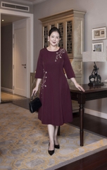 M COLLECTION | Váy Đầm Suông Nữ Trung Niên Tặng Mẹ Lụa Dày Thêu Hoa Tay Lỡ Cổ Tròn Dự Tiệc D13192LW01