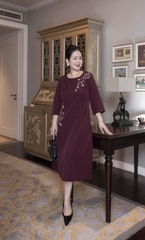 M COLLECTION | Váy Đầm Suông Nữ Trung Niên Tặng Mẹ Lụa Dày Thêu Hoa Tay Lỡ Cổ Tròn Dự Tiệc D13192LW01