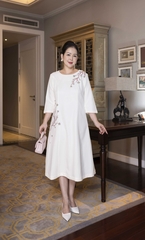 M COLLECTION | Váy Đầm Suông Nữ Trung Niên Tặng Mẹ Lụa Dày Thêu Hoa Tay Lỡ Cổ Tròn Dự Tiệc D13192LW01