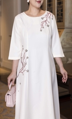 M COLLECTION | Váy Đầm Suông Nữ Trung Niên Tặng Mẹ Lụa Dày Thêu Hoa Tay Lỡ Cổ Tròn Dự Tiệc D13192LW01