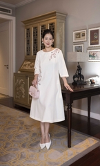 M COLLECTION | Váy Đầm Suông Nữ Trung Niên Tặng Mẹ Lụa Dày Thêu Hoa Tay Lỡ Cổ Tròn Dự Tiệc D13192LW01