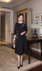 M COLLECTION | Váy Đầm Suông Nữ Trung Niên Tặng Mẹ Lụa Dày Thêu Hoa Tay Lỡ Cổ Tròn Dự Tiệc D13192LW01