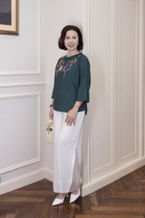 M Collection | Áo Kiểu Trung Niên Tặng Mẹ Cổ Tròn Cài Nút Tay Lỡ Thêu Hoa Chất Vải Lụa Hàn A13107LW01