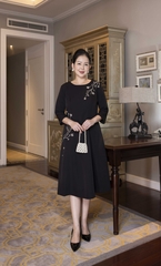 M COLLECTION | Váy Đầm Suông Nữ Trung Niên Tặng Mẹ Lụa Dày Thêu Hoa Tay Lỡ Cổ Tròn Dự Tiệc D13192LW01