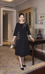 M COLLECTION | Váy Đầm Suông Nữ Trung Niên Tặng Mẹ Lụa Dày Thêu Hoa Tay Lỡ Cổ Tròn Dự Tiệc D13192LW01