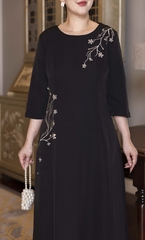 M COLLECTION | Váy Đầm Suông Nữ Trung Niên Tặng Mẹ Lụa Dày Thêu Hoa Tay Lỡ Cổ Tròn Dự Tiệc D13192LW01