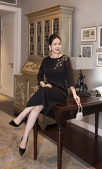 M COLLECTION | Váy Đầm Suông Nữ Trung Niên Tặng Mẹ Lụa Dày Thêu Hoa Tay Lỡ Cổ Tròn Dự Tiệc D13192LW01