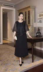 M COLLECTION | Váy Đầm Nữ Trung Niên Tặng Mẹ Phom Suông Cổ Tròn Lụa Dày Phối Choàng Tơ Hàn D13099LW01