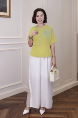 M COLLECTION | Áo Kiểu Nữ Trung Niên Tặng Mẹ, Bà Linen Thêu Hoa Cổ Tròn Tay Ngắn Cánh Dơi A12942