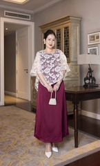 M COLLECTION | Váy Đầm Nữ Trung Niên Tặng Mẹ Cổ Tròn Lụa Mờ Phối Choàng Tơ Thêu Hoa Vạt Chéo D13221LW01