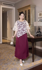 M COLLECTION | Váy Đầm Nữ Trung Niên Tặng Mẹ Cổ Tròn Lụa Mờ Phối Choàng Tơ Thêu Hoa Vạt Chéo D13221LW01