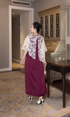 M COLLECTION | Váy Đầm Nữ Trung Niên Tặng Mẹ Cổ Tròn Lụa Mờ Phối Choàng Tơ Thêu Hoa Vạt Chéo D13221LW01