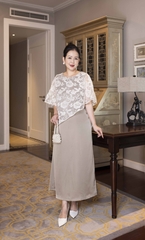 M COLLECTION | Váy Đầm Nữ Trung Niên Tặng Mẹ Cổ Tròn Lụa Mờ Phối Choàng Tơ Thêu Hoa Vạt Chéo D13221LW01