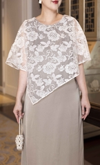 M COLLECTION | Váy Đầm Nữ Trung Niên Tặng Mẹ Cổ Tròn Lụa Mờ Phối Choàng Tơ Thêu Hoa Vạt Chéo D13221LW01