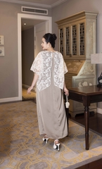 M COLLECTION | Váy Đầm Nữ Trung Niên Tặng Mẹ Cổ Tròn Lụa Mờ Phối Choàng Tơ Thêu Hoa Vạt Chéo D13221LW01