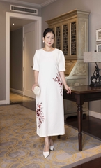 M COLLECTION | Váy Đầm Tiệc Suông Nữ Trung Niên Tặng Mẹ Lụa Dày Cổ Tròn Tay Lỡ Thêu Hoa D13193LW01