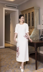 M COLLECTION | Váy Đầm Tiệc Suông Nữ Trung Niên Tặng Mẹ Lụa Dày Cổ Tròn Tay Lỡ Thêu Hoa D13193LW01