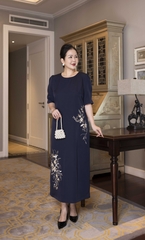 M COLLECTION | Váy Đầm Tiệc Suông Nữ Trung Niên Tặng Mẹ Lụa Dày Cổ Tròn Tay Lỡ Thêu Hoa D13193LW01