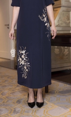 M COLLECTION | Váy Đầm Tiệc Suông Nữ Trung Niên Tặng Mẹ Lụa Dày Cổ Tròn Tay Lỡ Thêu Hoa D13193LW01