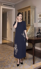 M COLLECTION | Váy Đầm Tiệc Suông Nữ Trung Niên Tặng Mẹ Lụa Dày Cổ Tròn Tay Lỡ Thêu Hoa D13193LW01