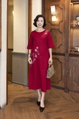 M COLLECTION | Váy Đầm Suông Nữ Trung Niên Tặng Mẹ Linen Thêu Hoa Tay Lỡ Cổ Tròn Sang Trọng D12903LW01