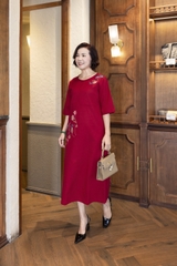 M COLLECTION | Váy Đầm Suông Nữ Trung Niên Tặng Mẹ Linen Thêu Hoa Tay Lỡ Cổ Tròn Sang Trọng D12903LW01