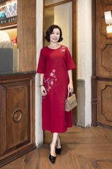 M COLLECTION | Váy Đầm Suông Nữ Trung Niên Tặng Mẹ Linen Thêu Hoa Tay Lỡ Cổ Tròn Sang Trọng D12903LW01