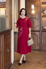 M COLLECTION | Váy Đầm Suông Nữ Trung Niên Tặng Mẹ Linen Thêu Hoa Tay Lỡ Cổ Tròn Sang Trọng D12903LW01