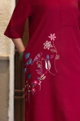 M COLLECTION | Váy Đầm Suông Nữ Trung Niên Tặng Mẹ Linen Thêu Hoa Tay Lỡ Cổ Tròn Sang Trọng D12903LW01