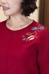 M COLLECTION | Váy Đầm Suông Nữ Trung Niên Tặng Mẹ Linen Thêu Hoa Tay Lỡ Cổ Tròn Sang Trọng D12903LW01