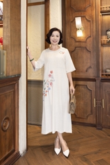 M COLLECTION | Váy Đầm Suông Nữ Trung Niên Tặng Mẹ Linen Thêu Hoa Tay Lỡ Cổ Tròn Sang Trọng D12903LW01