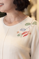 M COLLECTION | Váy Đầm Suông Nữ Trung Niên Tặng Mẹ Linen Thêu Hoa Tay Lỡ Cổ Tròn Sang Trọng D12903LW01