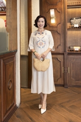 M COLLECTION | Váy Đầm Suông Xẻ Tà Nữ Trung Niên Tặng Mẹ Linen Thêu Hoa Thổ Cẩm Tay Lỡ Cổ Trụ D12933LW01