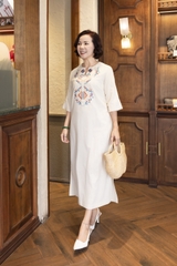 M COLLECTION | Váy Đầm Suông Xẻ Tà Nữ Trung Niên Tặng Mẹ Linen Thêu Hoa Thổ Cẩm Tay Lỡ Cổ Trụ D12933LW01