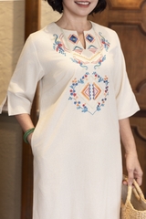 M COLLECTION | Váy Đầm Suông Xẻ Tà Nữ Trung Niên Tặng Mẹ Linen Thêu Hoa Thổ Cẩm Tay Lỡ Cổ Trụ D12933LW01