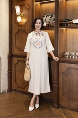 M COLLECTION | Váy Đầm Suông Xẻ Tà Nữ Trung Niên Tặng Mẹ Linen Thêu Hoa Thổ Cẩm Tay Lỡ Cổ Trụ D12933LW01