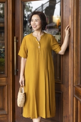 M COLLECTION | Váy Đầm Suông Nữ Trung Niên Tặng Mẹ Cổ Trụ Thêu Hoa Cài Nút Đũi Nhật Có Túi D12502LW01