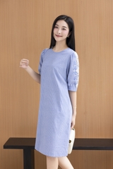 SWANLAKE | Váy Đầm Nữ Sọc Suông Cổ Tròn Cotton Tay Lỡ Nẹp Thêu Hoa Ren Lưới Có Túi Công Sở D12673LW01