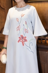 M COLLECTION | Váy Đầm Nữ Maxi Suông Trung Niên Tặng Mẹ Vải Lụa Dày Thêu Hoa Tay Lỡ Cổ Tròn D12841LW01