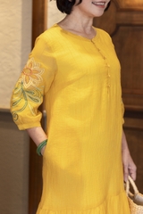 M COLLECTION | Váy Đầm Maxi Đuôi Cá Nữ Trung Niên Tặng Mẹ Cài Nút Thun Xốp Thêu Hoa Tay Lỡ D12778LW01