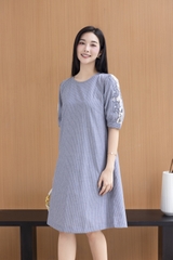 SWANLAKE | Váy Đầm Nữ Sọc Suông Cổ Tròn Cotton Tay Lỡ Nẹp Thêu Hoa Ren Lưới Có Túi Công Sở D12673LW01