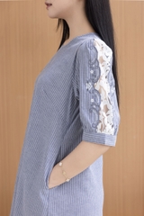 SWANLAKE | Váy Đầm Nữ Sọc Suông Cổ Tròn Cotton Tay Lỡ Nẹp Thêu Hoa Ren Lưới Có Túi Công Sở D12673LW01