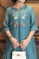 M COLLECTION | Váy Đầm Maxi Đuôi Cá Nữ Trung Niên Tặng Mẹ Tơ Lót Thun Thêu Hoa Tay Lỡ Cổ Trụ D13048LW01