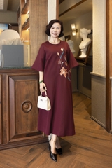 M COLLECTION | Váy Đầm Nữ Maxi Suông Trung Niên Tặng Mẹ Vải Lụa Dày Thêu Hoa Tay Lỡ Cổ Tròn D12841LW01