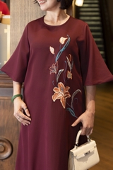 M COLLECTION | Váy Đầm Nữ Maxi Suông Trung Niên Tặng Mẹ Vải Lụa Dày Thêu Hoa Tay Lỡ Cổ Tròn D12841LW01