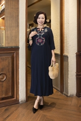 M COLLECTION | Váy Đầm Suông Xẻ Tà Nữ Trung Niên Tặng Mẹ Linen Thêu Hoa Thổ Cẩm Tay Lỡ Cổ Trụ D12933LW01