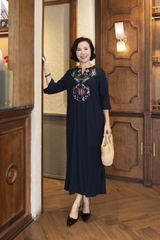 M COLLECTION | Váy Đầm Suông Xẻ Tà Nữ Trung Niên Tặng Mẹ Linen Thêu Hoa Thổ Cẩm Tay Lỡ Cổ Trụ D12933LW01